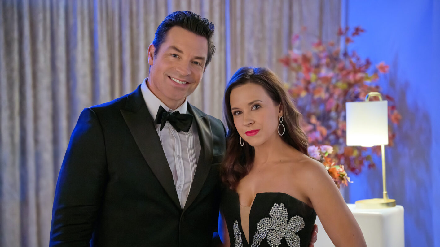 Brennan Elliott and Lacey Chabert in 'His & Hers'