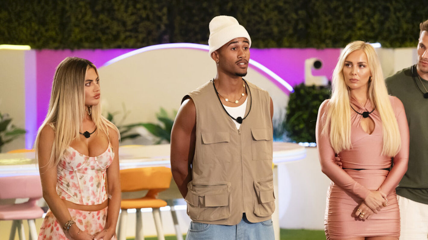 Megan Barton Hanson, Steph Blackos, Lisa Celander, Curtis Pritchard in 'Love Island Games' Season 1, Episode 4